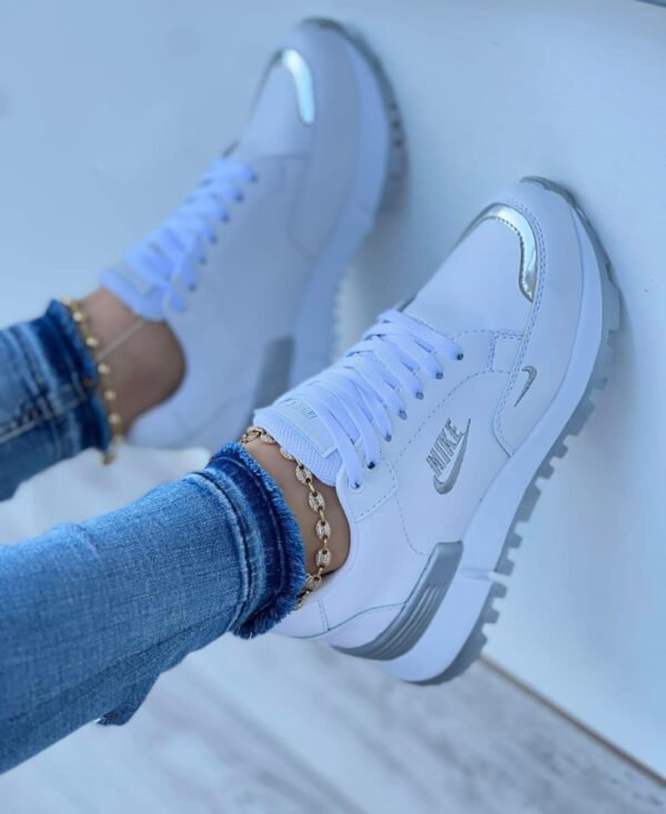 TENIS NIKE TREBOL BLANCO DAMA